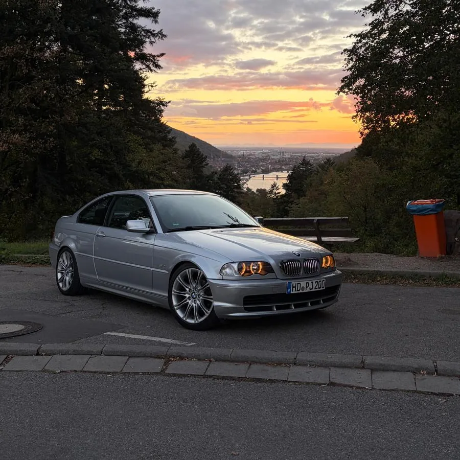 Silberner BMW am Aussichtspunkt im Abendlicht