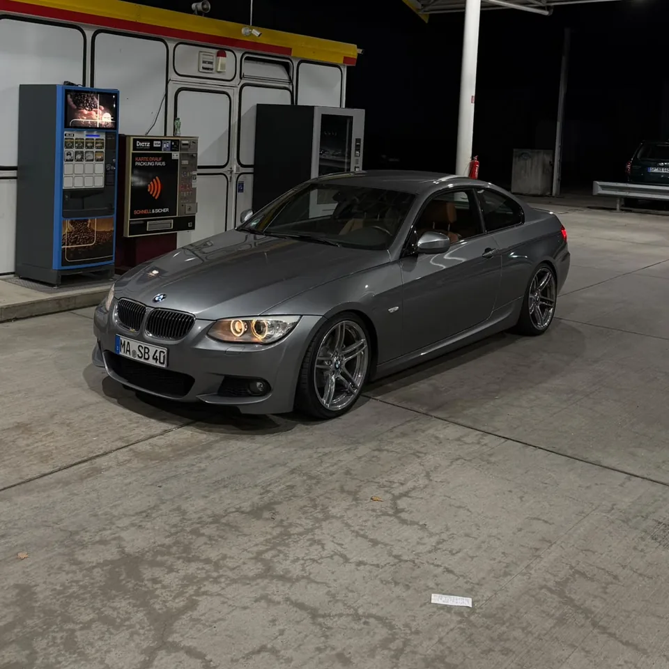 Grauer BMW von vorn bei Nacht