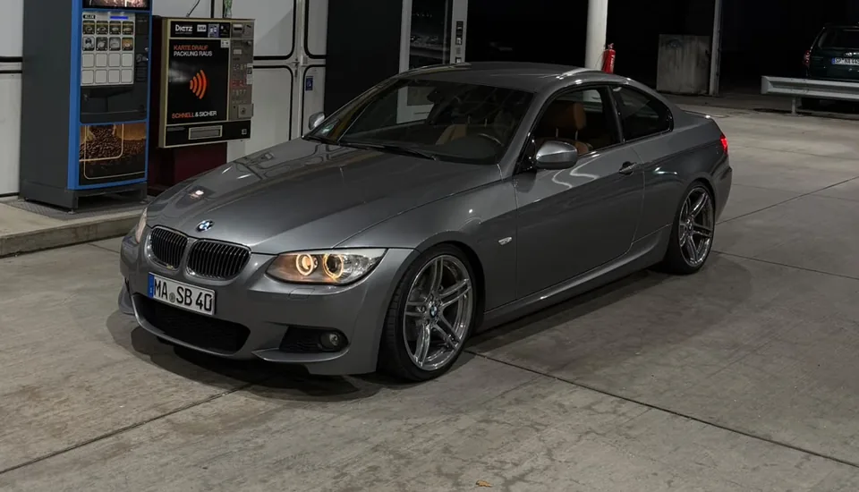 Grauer BMW von vorn bei Nacht